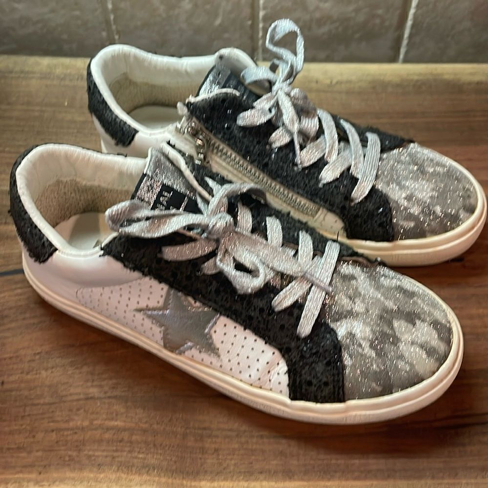 Vintage Havana Girls Sneakers Size 3. Great Condition. White, Black, Silver